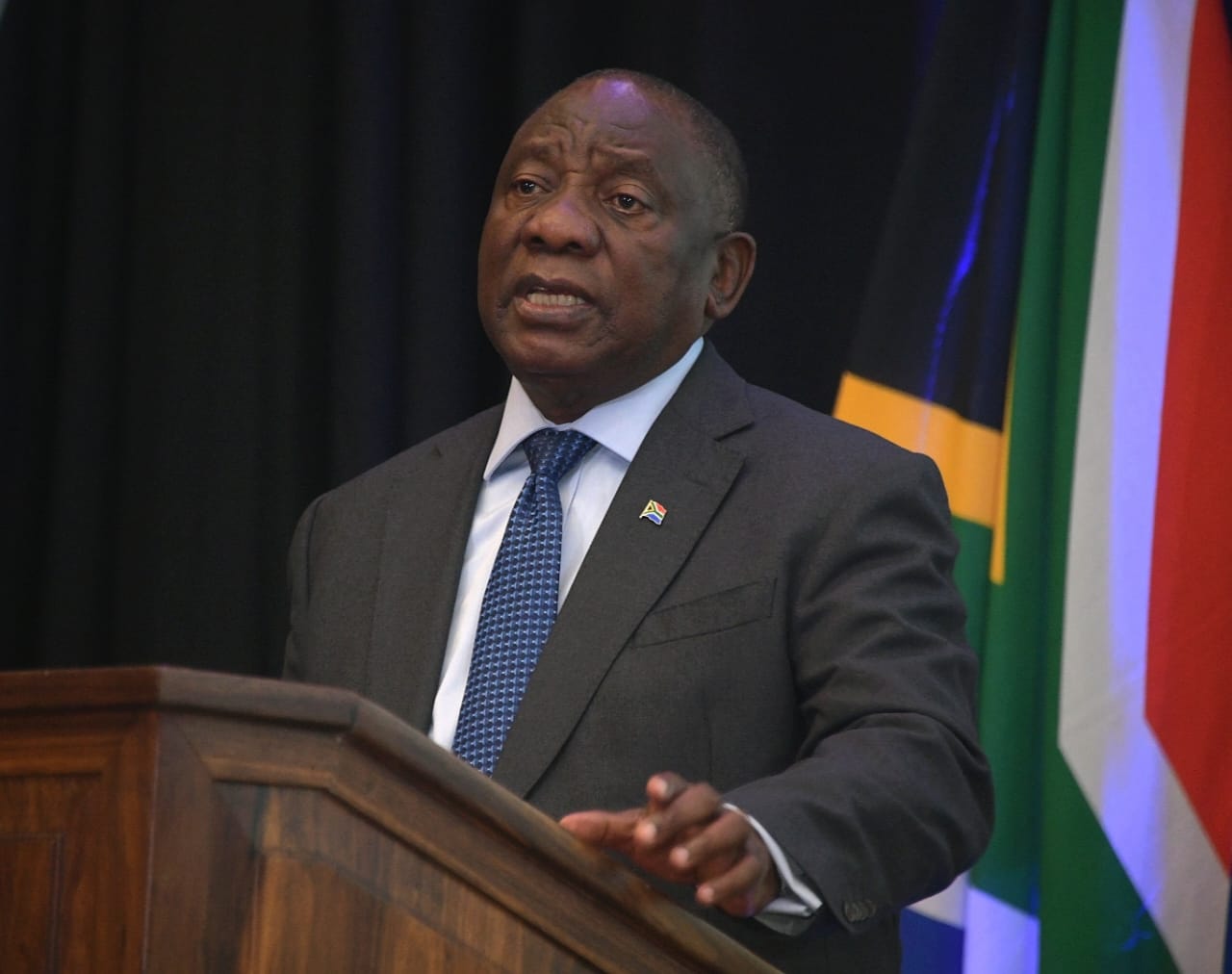 시릴 라마포사 남아공 대통령이 지난 15일 프리토리아 과학산업연구위원회 국제컨벤션센터 강당에서 열린 2024년 국가재정 기후 회복성 심포지엄 공식 개막에서 기조연설을 하고 있는 모습. 사진=남아공 정부 공식 X 계정
