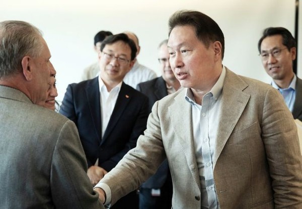 최태원 SK그룹 회장은 16일 "SK는 혁신의 최전선에 있다"며 "생명과학부터 인공지능(AI)까지 미래 산업을 선도하고 있다"고 강조했다. 사진은 최태원 SK그룹 회장이 지난 2일(현지시간) 미국 뉴저지에 위치한 SK바이오팜의 미국 법인 SK라이프사이언스 본사를 찾아 관계자와 인사를 나누고 있다. 사진=최태원 SK그룹 회장 링크드인 캡처