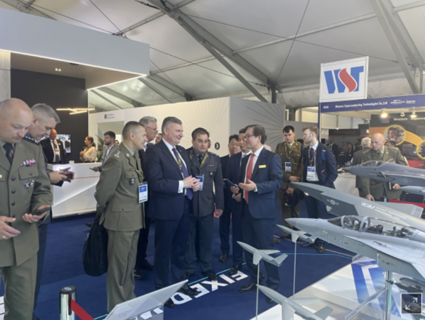 강구영 KAI 사장이 22일 영국 판버러 에어쇼 KAI 부스에 방문한 유럽 지역 고위급 인사들에게 차세대공중전투체계 등 첨단 기술력과 주력 제품을 소개하고 있다. 사진=KAI 제공