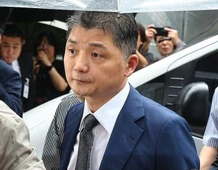 SM엔터테인먼트 시세 조종 의혹과 관련해 검찰 수사를 받아온 카카오 창업자 김범수 경영쇄신위원장이 구속됐다. 김 위원장이 지난 22일 오후 서울 양천구 남부지방법원에서 구속 전 피의자 심문(영장실질심사)에 출석하고 있다. 사진=연합뉴스