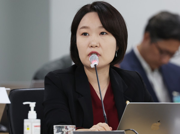 23일 경기도 수원시 영통구 경기도청에서 열린 국회 국토교통위원회의 경기도에 대한 국정감사에서 더불어민주당 이소영 의원이 질의하고 있다.  사진=연합뉴스