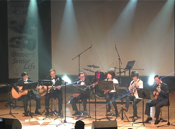 남주희 음악학원 시니어 원우들의 공연 장면