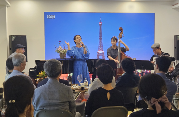 남주희시니어음악학원 원우들의 수업 모습.