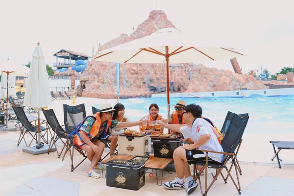 설악 워터피아 캠프닉존에서 고객이 휴식을 즐기고 있다.  사진=한화호텔앤드리조트