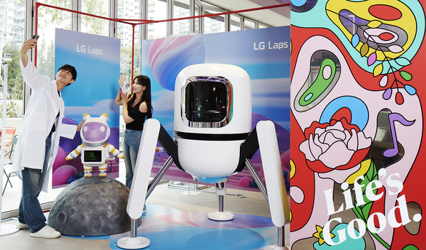 맛과 향이 다른 두 가지의 캡슐을 한 번에 추출하는 캡슐 커피머신 '듀오보' 체험 공간. 사진=LG전자