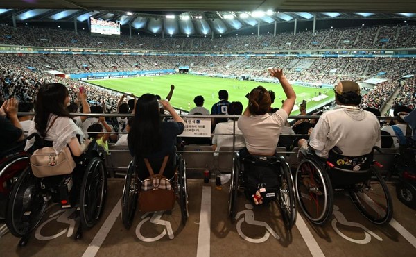‘2024 쿠팡플레이 시리즈’에 초청된 취약계층 아동·장애인 휠체어 축구단이 상암 월드컵경기장에서 경기를 관람하고 있다.  사진=쿠팡