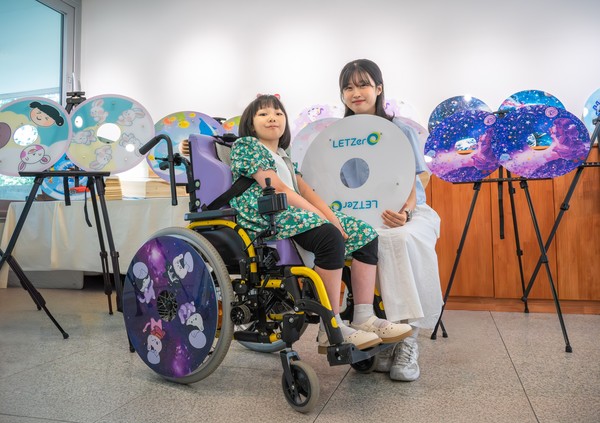 디자이너와 함께 꾸민 친환경 소재 스포크 가드를 선보이는 어린이. 사진=LG화학