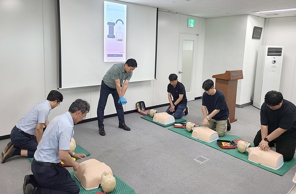 지난 25일 코레일네트웍스 본사 대회의실, 교육에 참여하는 직원들이 심폐소생술 실습을 진행하고 있다.  사진=코레일네트웍스