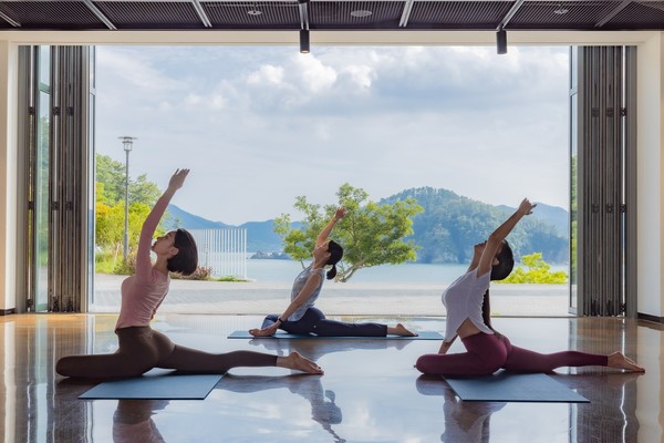 한화리조트 거제 벨버디어 고객들이 모닝 요가 프로그램을 체험하고 있다.  사진=한화호텔앤드리조트