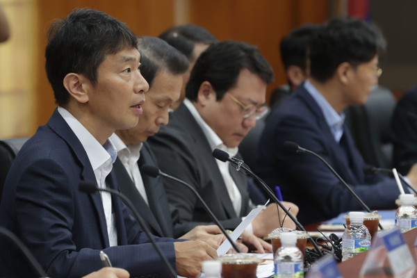 이복현 금융감독원장이 8일 오전 서울 여의도 금융투자협회에서 열린 '금융감독원장-자산운용사 CEO 간담회'에서 인사말을 하고 있다.  사진=연합뉴스