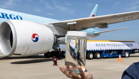 대한항공이 2024년 7월 5일 인천국제공항에서 GS칼텍스와 지속가능항공유(SAF) 실증 운항기념식을 열었다. 사진은 실증 운항을 위해 급유 되는 SAF.  2023년 9월 5일 대한항공 제공. 사진=연합뉴스