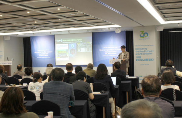 8일 열린 '2024 시화국제포럼' 에서 이상훈 올인카본(주) 대표가 발표하고 있다. 