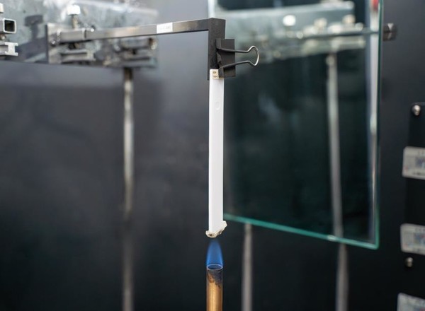 LG화학은 12일 재활용 플라스틱으로 만든 PFAS-Free 난연 PC/ABS 소재가 미국 인증 표준 난연성 테스트인 UL94에서 V-0 등급 인증을 받았다고 밝혔다. 사진은 LG화학의 친환경 난연소재가 난연성 검증 테스트를 받는 모습.  사진=LG화학