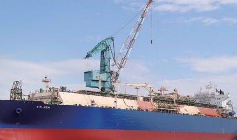 현대중공업그룹은 온실가스 배출을 대폭 줄인 암모니아추진 초대형 원유운반선(VLCC)을 개발해 2020년 10월 DNV·GL(노르웨이·독일선급) 의 기본인증(AIP)을 획득했다. 사진=2021 한국조선해양 통합보고서