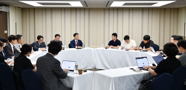 13일 서울 송파구 한미약품 사옥에서 임종윤 한미사이언스 대표이사(가운데 왼쪽)가 소액주주 대표들과 간담회를 하고 있다. 사진=한미사이언스