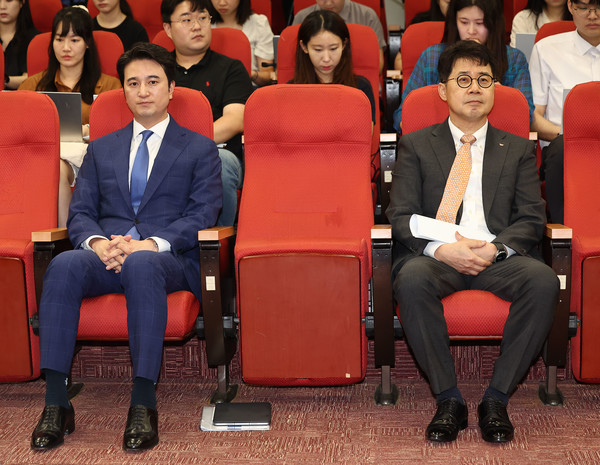 지난달 18일 오전 서울 종로구 SK서린빌딩에서 열린 SK이노베이션-SK E&S 합병 관련 기자간담회에서 박상규 SK이노베이션 사장(오른쪽)과 추형욱 SK E&S 사장이 참석해 있다. 사진=연합뉴스