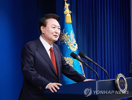 윤석열 대통령이 2024년 5월 9일 오전 서울 용산 대통령실 청사 브리핑실에서 열린 '윤석열정부 2년 국민보고 및 기자회견'에서 취재진의 질문에 답하고 있다. 사진=연합뉴스