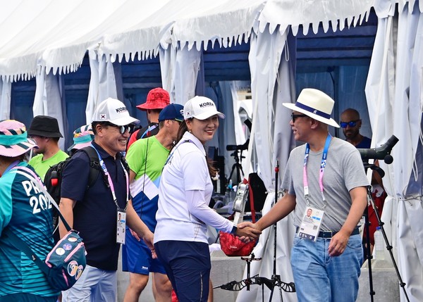 현대차그룹 정의선 회장이 지난 1일 파리 앵발리드에 있는 연습장을 찾아 김문정 여자 양궁 대표팀 코치와 악수하고 있다. 사진=대한양궁협회