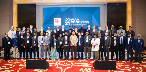 정의선 회장이 2021년 아시아양궁연맹 총회에서 아시아양궁연맹 회장으로 다섯번 연속 선임된 후 아시아 각국의 관계자들과 기념촬영하고 있다. 정의선 회장은 국제 스포츠 외교도 주도하며 세계 양궁 선진화 및 한국 양궁의 영향력 강화에 기여하고 있다. 사진=현대차그룹