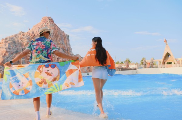 설악 워터피아에서 브레드 이발소 굿즈를 들고 있는 고객. 사진=한화호텔앤드리조트