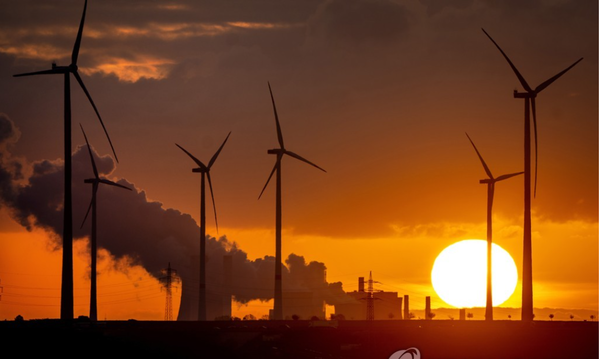 독일 화력발전소 앞의 풍력 재생에너지 발전 시설이 묘한 대조를 이룬다. 사진= AP 연합뉴스