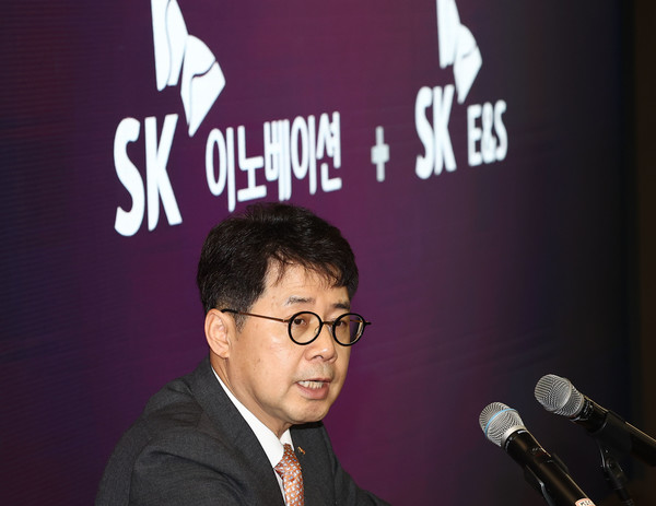 지난달 18일 서울 종로구 SK서린빌딩에서 열린 SK이노베이션-SK E&S 합병 관련 기자간담회에서 박상규 SK이노베이션 사장이 합병 관련 발표를 하고 있다. 사진=연합뉴스