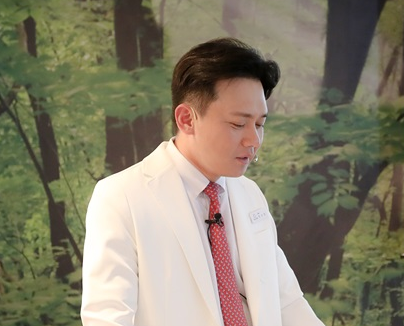 휘림한방병원 방선휘 병원장이 비소세포폐암환자들이 ‘표적항암부작용’으로 인해 겪게 되는 삶의 질 하락에 대해 강의하고 있다.