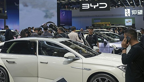 2024년 4월 26일 중국 베이징에서 열린 중국 오토쇼에서 방문객들이 비야디 부스에서 자동차를 살펴보고 있다. AP=연합