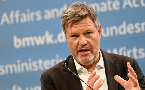 로버트 하벡 독일 경제 및 기후보호부 장관이 23일 베를린에서 산업 및 기후 보호를 위한 연방기금에 관한 기자회견을 갖고 있다. (AFP=연합뉴스)