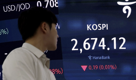 코스피가 전날보다 9.49p(0.35%) 오른 2,683.80으로 시작한 2일 오전 서울 중구 하나은행 본점 딜링룸에서 딜러가 업무를 보고 있다. 사진=연합 