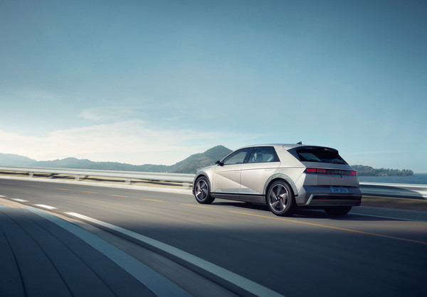 현대자동차가 전기차 구매부터 매각까지 고객의 EV 라이프를 책임지는 통합 케어 프로그램 ‘EV 에브리(EVery) 케어+(플러스)’를 출시했다고 3일 밝혔다. 현대차는 이번 프로그램을 고객의 전기차에 대한 불안감을 보다 적극적으로 해소하고 고객의 전기차 이용 만족도를 높여 국내 전기차 보급을 활성화하기 위해 마련했다.  사진=현대차