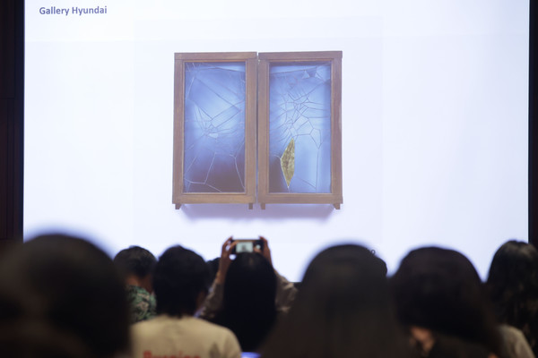 22일 오전 서울 중구 신라호텔에서 열린 아트페어 '키아프 서울' '프리즈 서울' 2024 공동 기자간담회에서 패트릭 리 프리즈서울 디렉터가 '프리즈 서울'을 소개하고 있다. 사진=연합뉴스