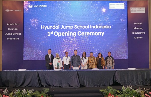현대차그룹은 지난 3일(현지시간) 인도네시아 자카르타 쉐라톤 호텔에서 'H-점프스쿨 인도네시아' 1기 발대식을 열었다고 밝혔다. 차우준 현대차 인도네시아 판매법인 법인장(왼쪽 4번째)과 관계자들이 기념 촬영하고 있다.   사진=현대차·기아
