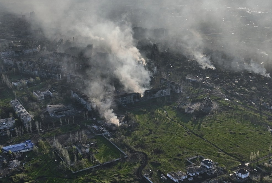 2023년 4월 26일(현지시간) 우크라이나 전쟁의 최대 격전지인 동부 도네츠크주의 바흐무트에서 러시아 군대와 교전으로 연기가 피어오르고 있다. AP=연합뉴스