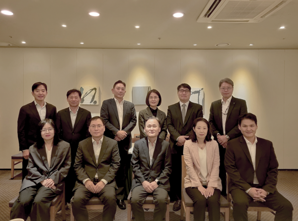 공인회계사회가 4일 연 제1회 지속가능성위원회에서 위원들이 기념 촬영을 하고 있다. 앞줄 왼쪽부터 조연주 한국공인회계사회 이사, 윤창호 한국공인회계사회 상근대외협력부회장, 전규안 숭실대학교 교수, 남재인 SK SUPEX SV추진팀 부사장,이웅희 한국회계기준원 상임위원. 뒷줄 왼쪽부터 강경진 한국상장사협의회 정책2본부 상무, 강동호 신한회계법인 상무, 이동석 삼정회계법인 전략컨설팅본부장, 권미엽 삼일회계법인 파트너, 이영석 위드회계법인 대표, 조남진 안진회계법인 경영자문부문 부대표 (사진=공인회계사회)