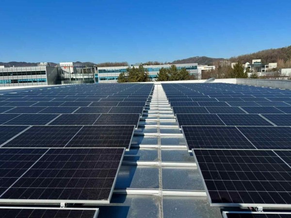 롯데케미칼 기초화학연구소에 설치된 RE100 태양광 발전소.  사진=엔라이튼