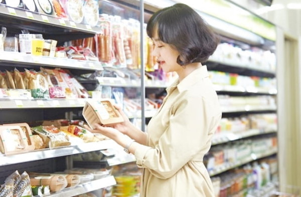 편의점 CU를 찾은 한 고객이 친환경 케이스에 담긴 샌드위치를 살펴보고 있다. 사진=BGF리테일
