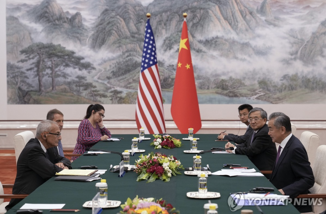 존 포데스타(왼쪽 첫번째) 미국 기후특사가 6일 중국 베이징에서 왕이(오른쪽 세번째) 중국 외교부장 등과 회의를 하고 있다. 사진=연합