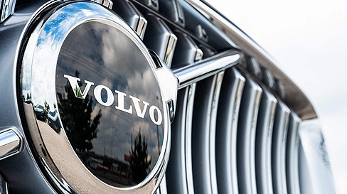 2024년 9월 4일 텍사스 오스틴의 볼보 자동차 오스틴 딜러의 차량 앞 범퍼에 붙은 볼보 엠블럼. AFP=연합