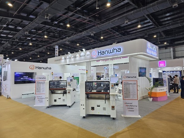 한화정밀기계가‘Productronica India 2024’전시에 참가해 범용 고속 칩마운터를 선보였다. 사진=한화정밀기계