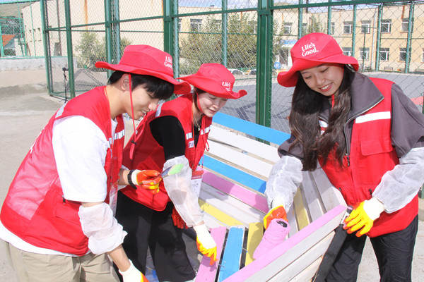 LG전자 임직원과 LG전자 ESG 아카데미 학생들로 구성된 라이프스굿 봉사단이 몽골 울란바토르 샤하르트 79번 학교에서 외부 쉼터를 보수하고 있다.  사진=LG전자