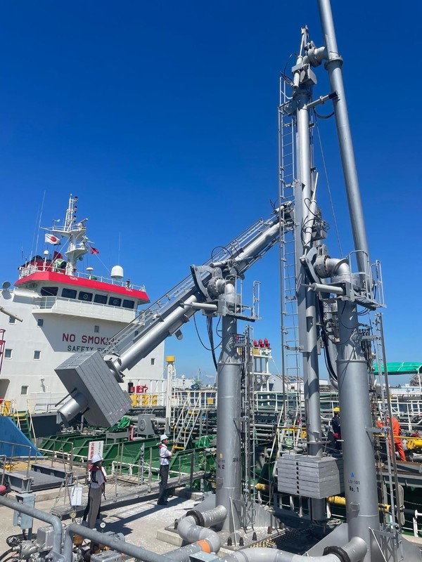 GS칼텍스가 수출한 'CORSIA SAF' 수출선이 지난 13일 일본 지바항 부두에 도착해 나리타공항 항공유 탱크로 양하되고 있다.  사진=GS칼텍스