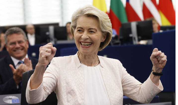 우르줄라 폰데어라이엔 EU 집행위원장이 7월18일(현지시간) 프랑스 스트라스부르 유럽의회에서 인준투표를 통과해 연임을 확정 짓자 두 손을 들어 환호하고 있다. AP=연합
