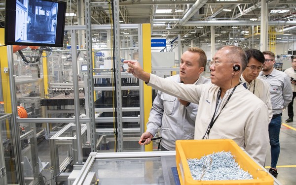 정의선 현대자동차그룹 회장이 19일(현지시간) 체코 오스트라바시 인근 노소비체에 위치한 현대자동차 체코공장(HMMC, Hyundai Motor Manufacturing Czech)을 방문해 유럽사업 현황을 점검하고 미래성장 전략을 모색하는 한편, 해외에서 맡은 바 역할을 다하고 있는 현지 임직원들과 식사를 함께하며 노고에 감사를 표했다. 정의선 회장이 현대차 체코공장 내에 위치한 현대모비스 배터리시스템(BSA) 공장에서 현지 직원과 이야기를 나누고 있다.  사진=현대차