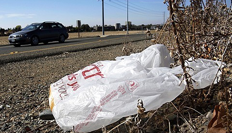 2013년 10월 25일 캘리포니아주 새크라멘토의 한 길가에 비닐봉지가 놓여 있다. AP=연합뉴스