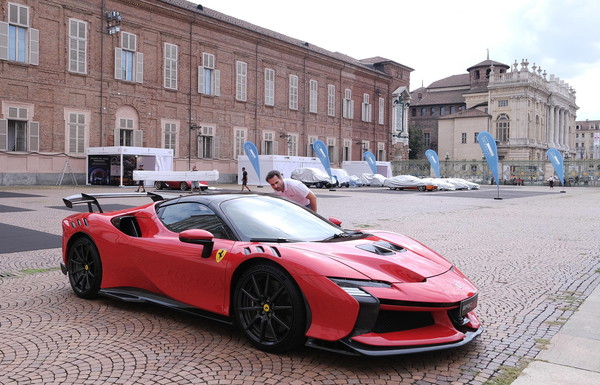 2024년 9월 12일 이탈리아 토리노에서 열린 2024 토리노 모터쇼를 앞두고 한 관람객이 전시된 페라리 스포츠카 모델을 살펴보고 있다. EPA=연합뉴스