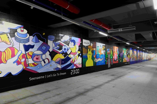 삼성물산이 'IDEA 디자인 어워드'에서 상을 받은 래미안 원베일리의 공공보행로 전경.'서울 시민의 일상, 서울의 24시간'을 주제로 그래피티·카툰·일러스트 전문 작가 24인의 작품으로 꾸며진 스트리트 갤러리다.  사진=삼성물산