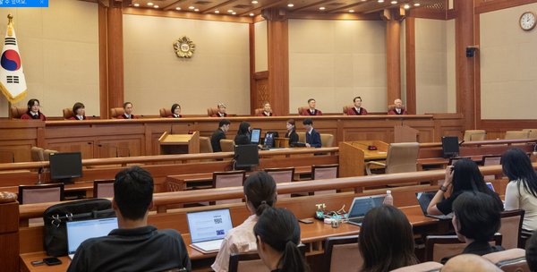 이종석 헌법재판소장을 비롯한 헌법재판관들이 29일 오후 헌법소원·위헌법률 심판이 열린 서울 종로구 헌법재판소 심판정에 입장해 착석하고 있다.  사진=연합뉴스