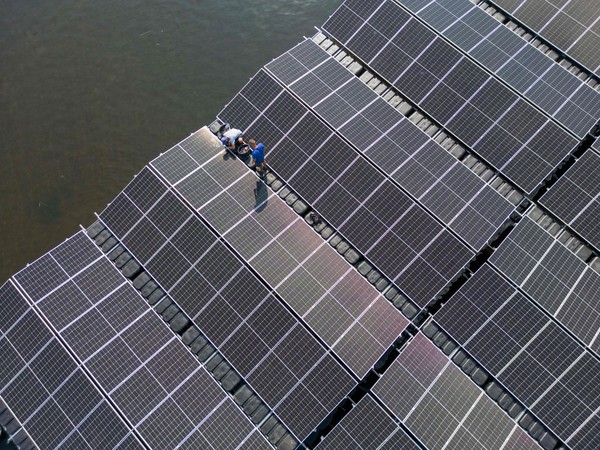 2024년 8월 29일 독일 동부 콧부스 인근 호수(Cottbuser Ostsee lake)에 건설 중인 수상 태양광 발전소. AFP에 따르면 이 수상 태양광발전소는 8000여가구에 전력을 공급할 수 있는 독일 최대 규모 발전소가 될 예정이다. AFP=연합뉴스