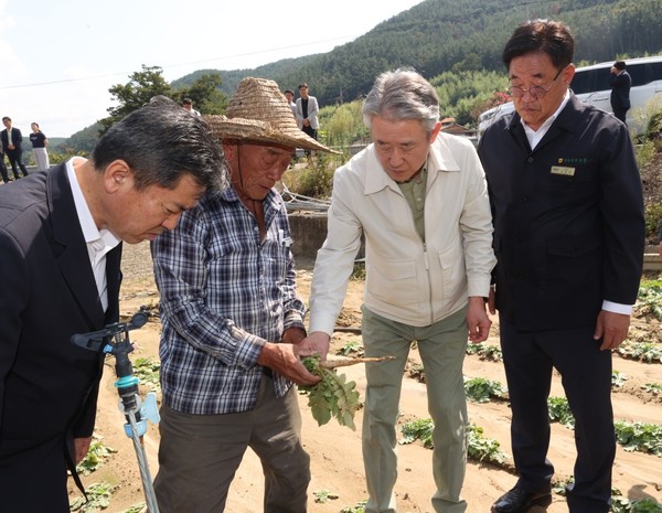 농협중앙회는 강호동 회장(오른쪽에서 2번째)이 27일 경남 진주시 폭우 피해 농가를 찾아 피해 상황을 살피고 농업인을 위로했다고 밝혔다. 사진=농협중앙회